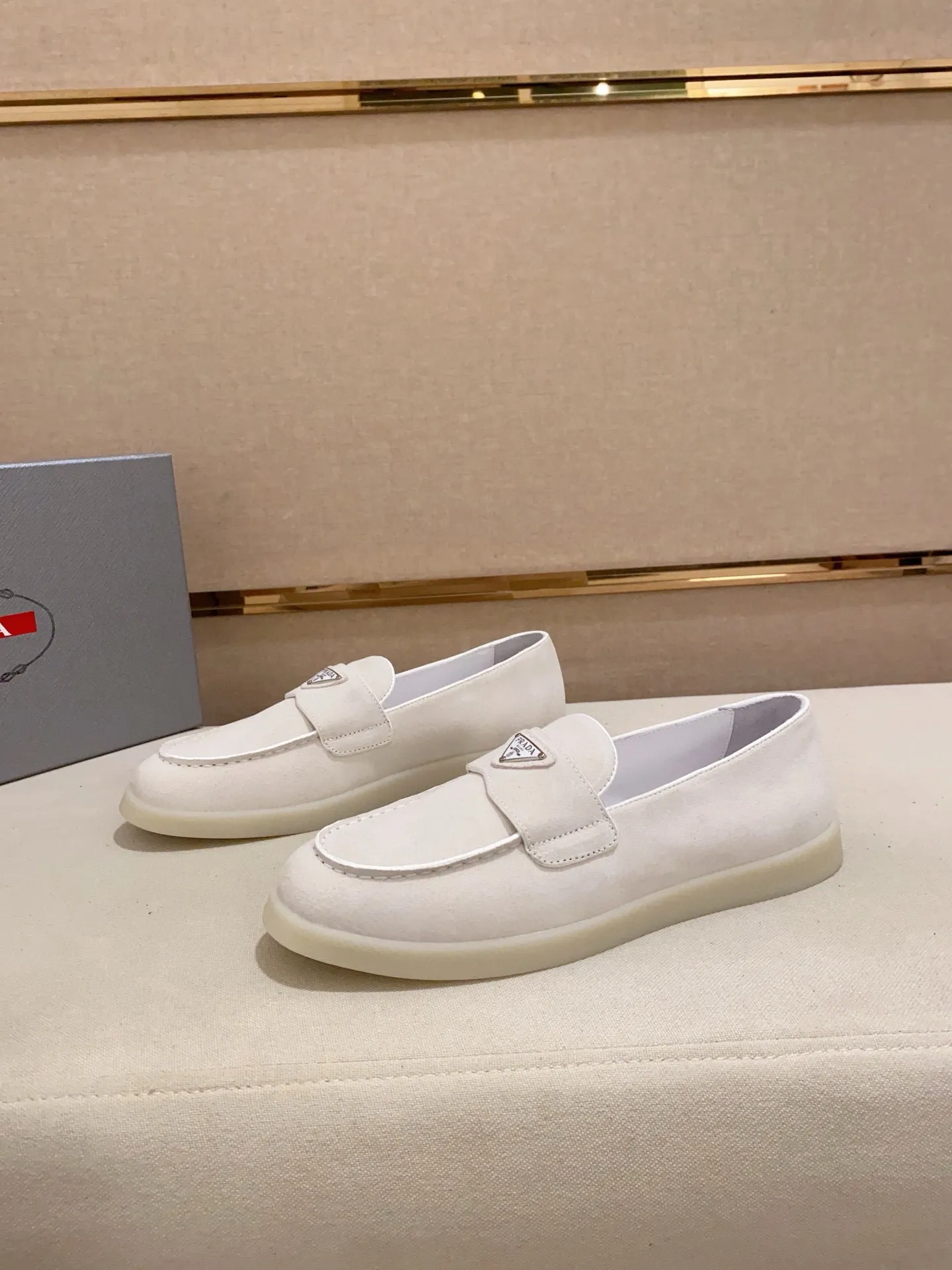 Men's shoes 💰 580💰 ✔️✔️✔️High-quality new PRADA counters are launched at the same time. The new men's shoes and 😘fabrics are selected from high-silk bald cowhide and are made by pure handicrafts. Lining: Full cowhide lining. 👍🏿 High-end ☄️ air-cushion molded anti-slip rubber outsole, exquisite lines, simple and elegant, comfortable and high-end for leisure travel. Code number: 38 to 44 (45 can be customized)